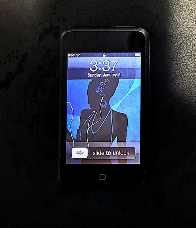 iPod Touch 1st Gen 8GB - photo 2