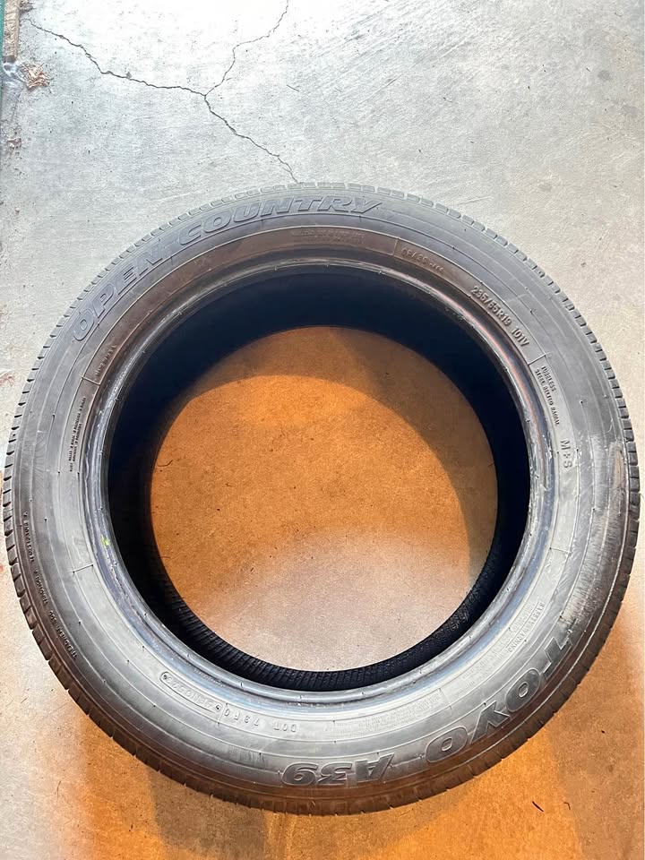 Good condition 1 Tire Open Country Toyo A39-235/55/19