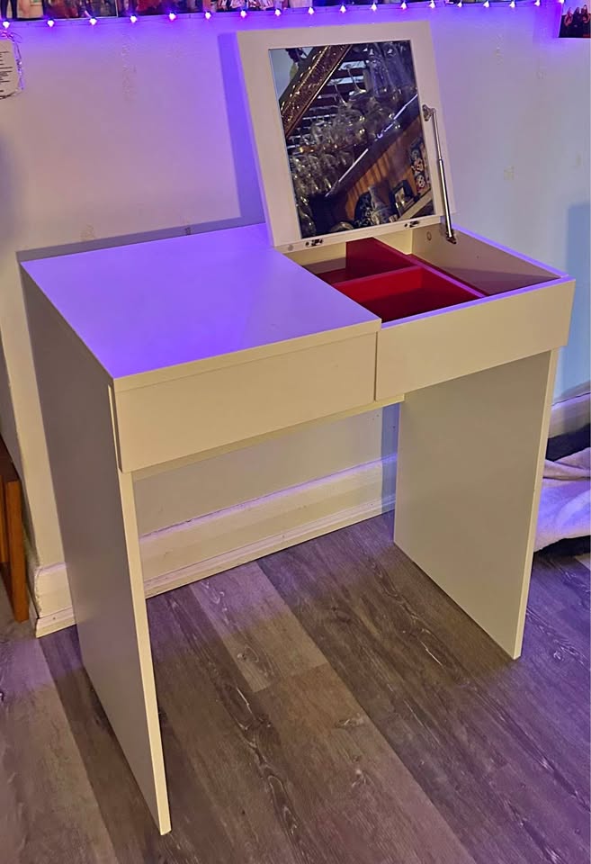 Make-Up Vanity / White Vanity / Desk