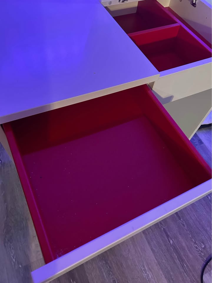 Make-Up Vanity / White Vanity / Desk - photo 4