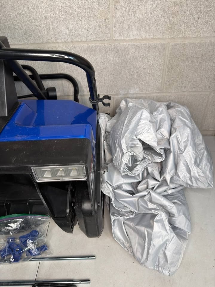 Snow Joe 15-Amp Electric Snow Blower, 22" Clearing Path - photo 3
