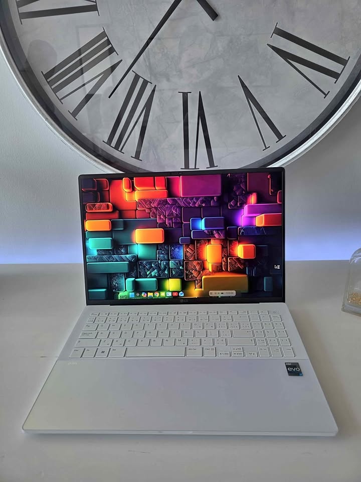 LG Gram Style 16" Laptop - White (i7-1360P/1TB SSD/16GB RAM)