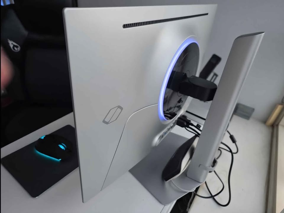 Samsung G8 Odyssey OLED Gaming Monitor - photo 2