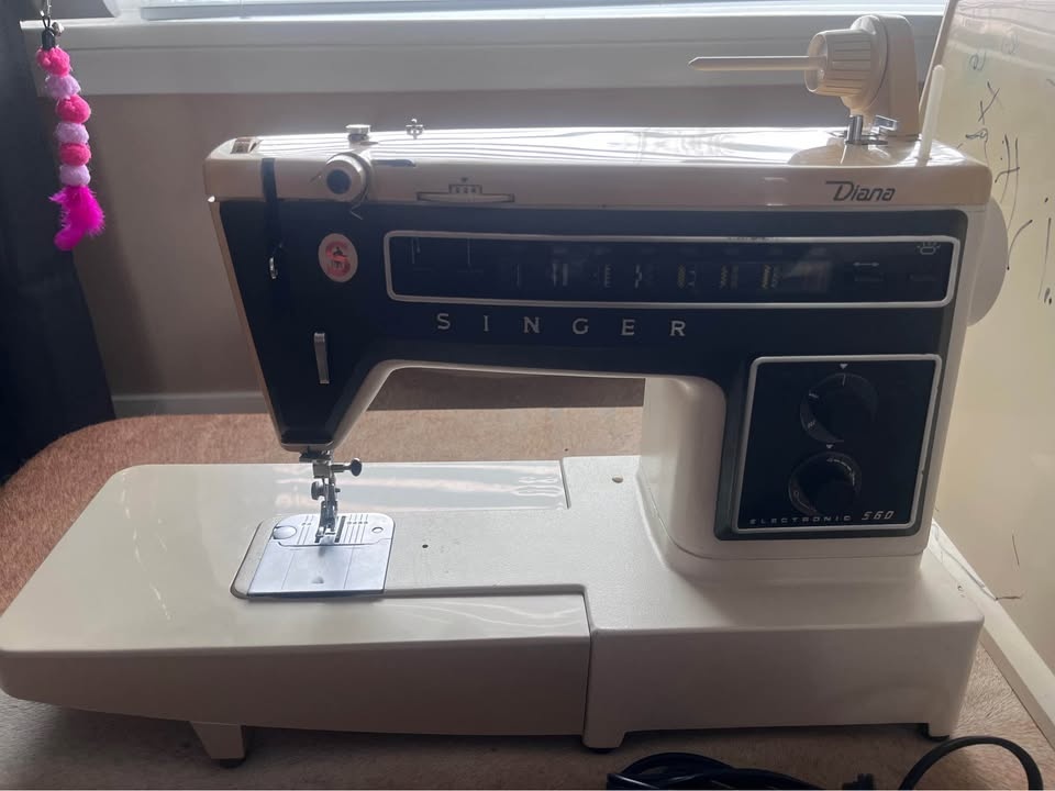 Vintage Singer Sewing Machine - photo 2