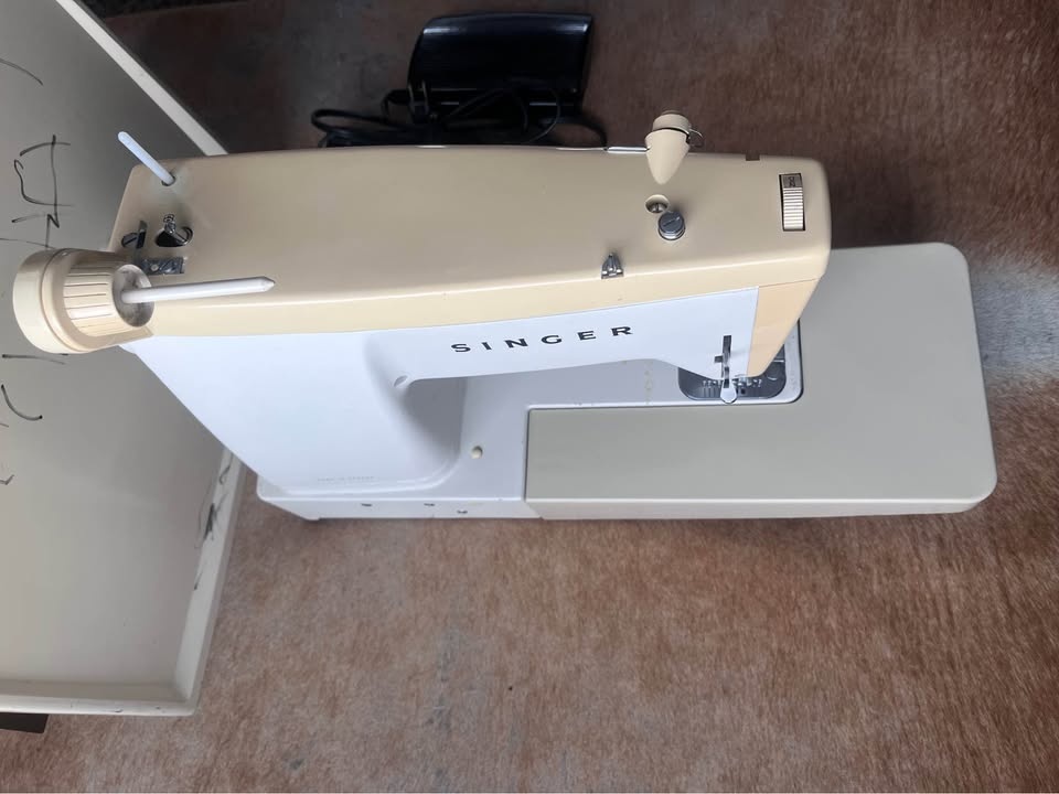 Vintage Singer Sewing Machine - photo 3