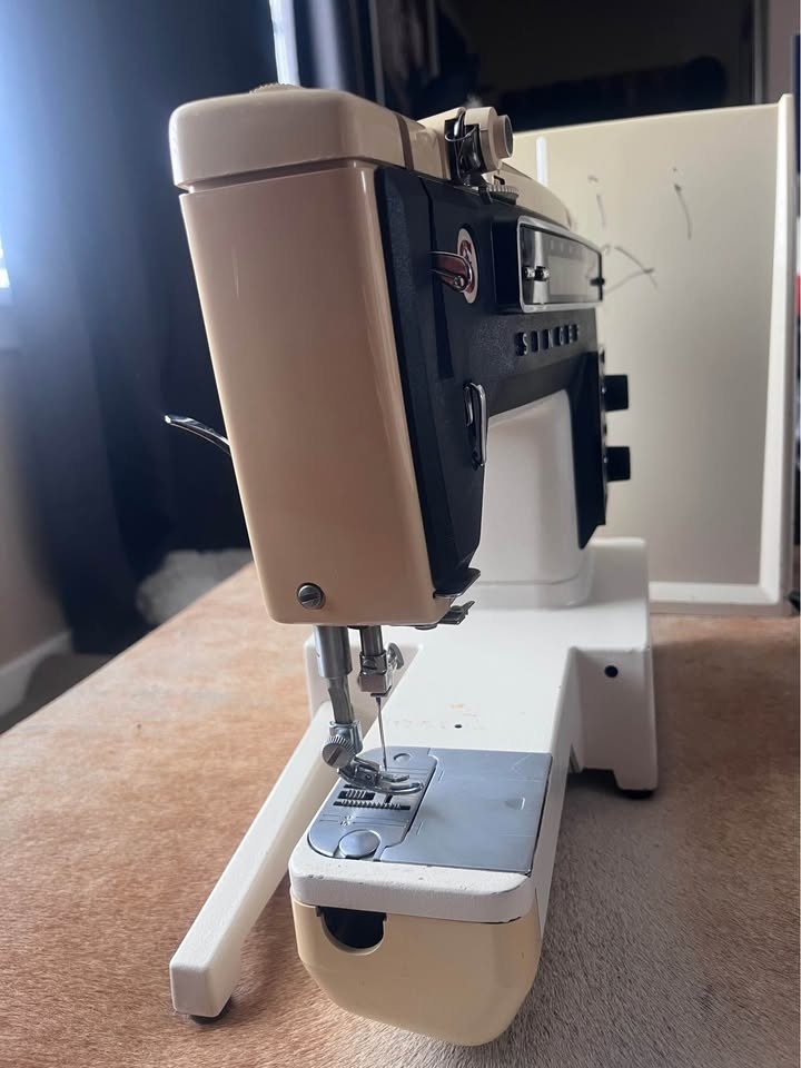 Vintage Singer Sewing Machine - photo 4