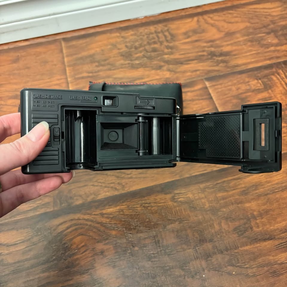 Vintage Realistic Focus Free 35mm Film Camera - photo 5