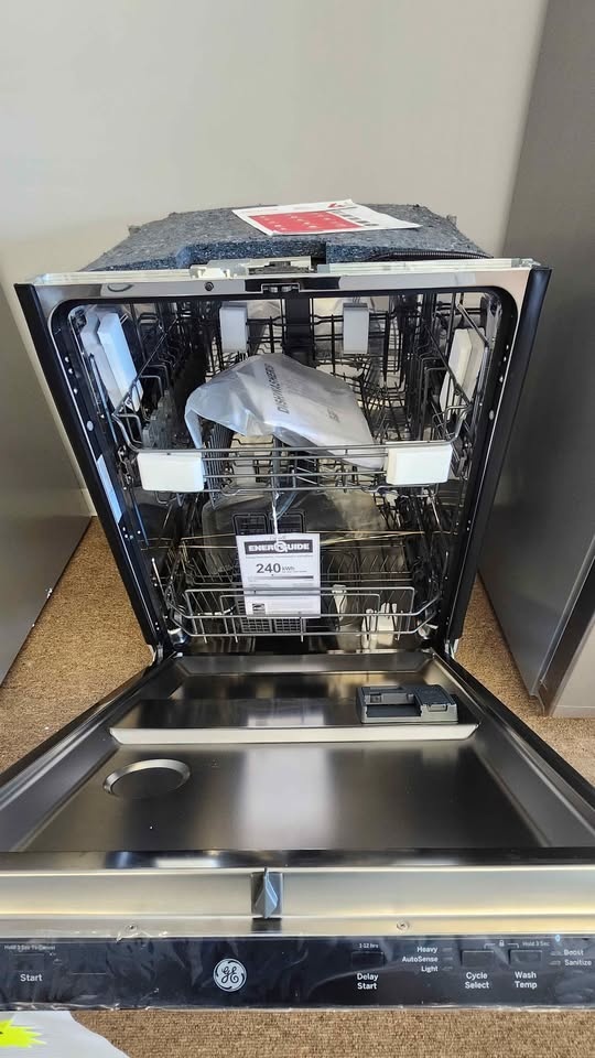 NEW GE 24" TALL TUB SS DISHWASHER GBT500SSVSS - photo 2