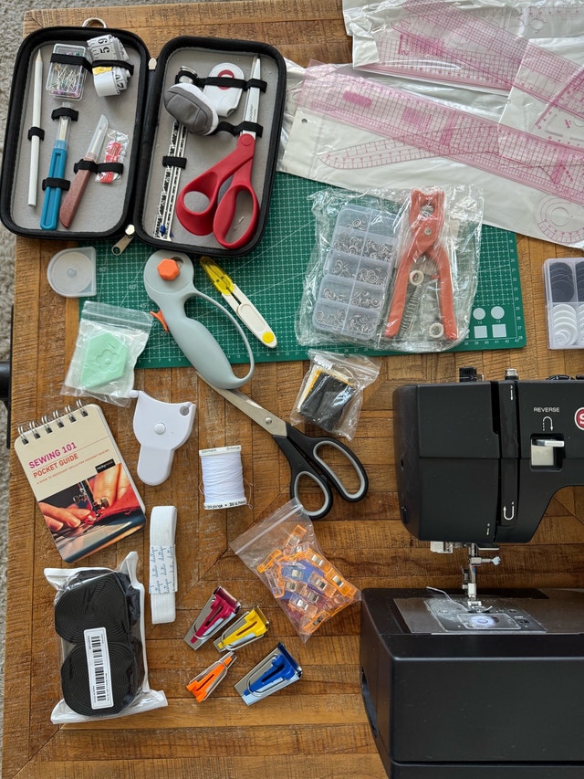 Singer Heavy Duty 4432 Black Sewing Machine & Essentials - photo 2
