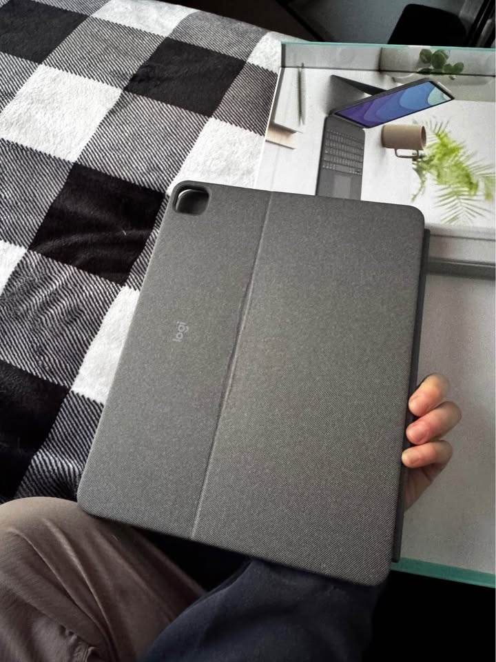 NEW Logitech Combo Touch 12.9” Keyboard Case (5th/6th Gen) - photo 3