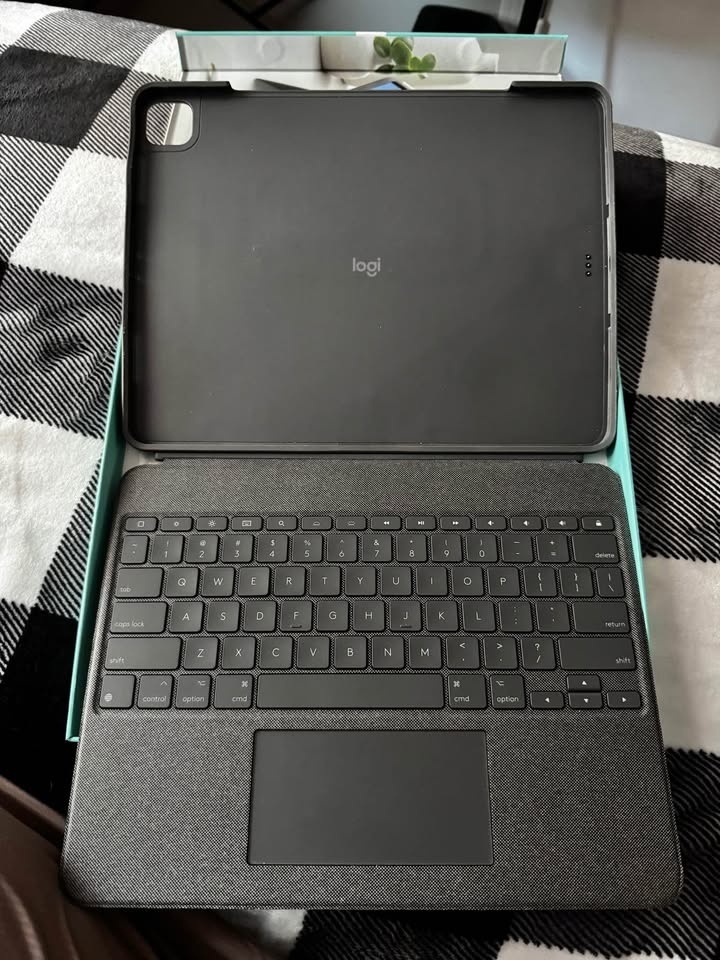 NEW Logitech Combo Touch 12.9” Keyboard Case (5th/6th Gen) - photo 4