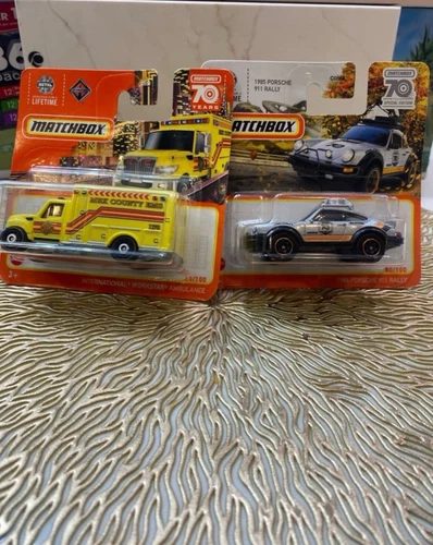 Matchbox 1985 PORSCHE 911 & INTERNATIONAL WORKSTAR AMBULANCE