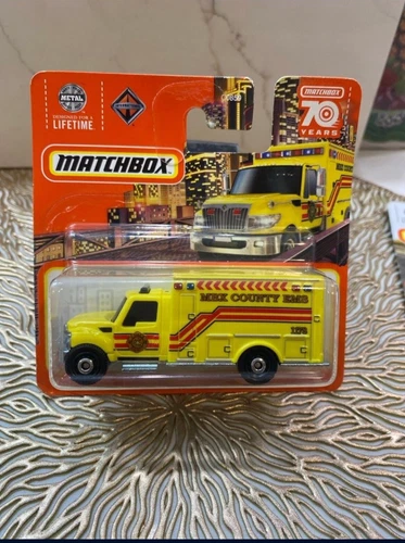 Matchbox 1985 PORSCHE 911 & INTERNATIONAL WORKSTAR AMBULANCE - photo 2