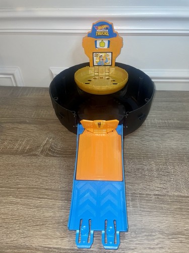 Hot Wheels Monster Trucks Stunt Play Set Arena - Partial Set - photo 5