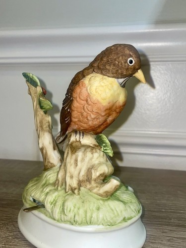 Vintage 1970 Gorham Porcelain Robin Bird Music Box (#15)