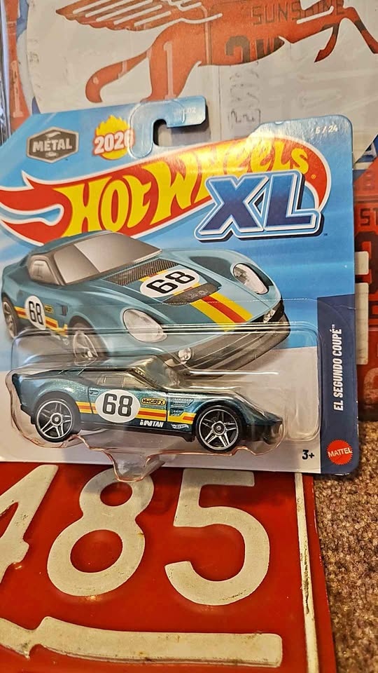 Hot Wheels XL 2020 El Segundo Coupe & '83 Chevy Silverado