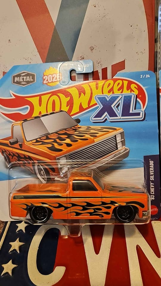 Hot Wheels XL 2020 El Segundo Coupe & '83 Chevy Silverado - photo 2