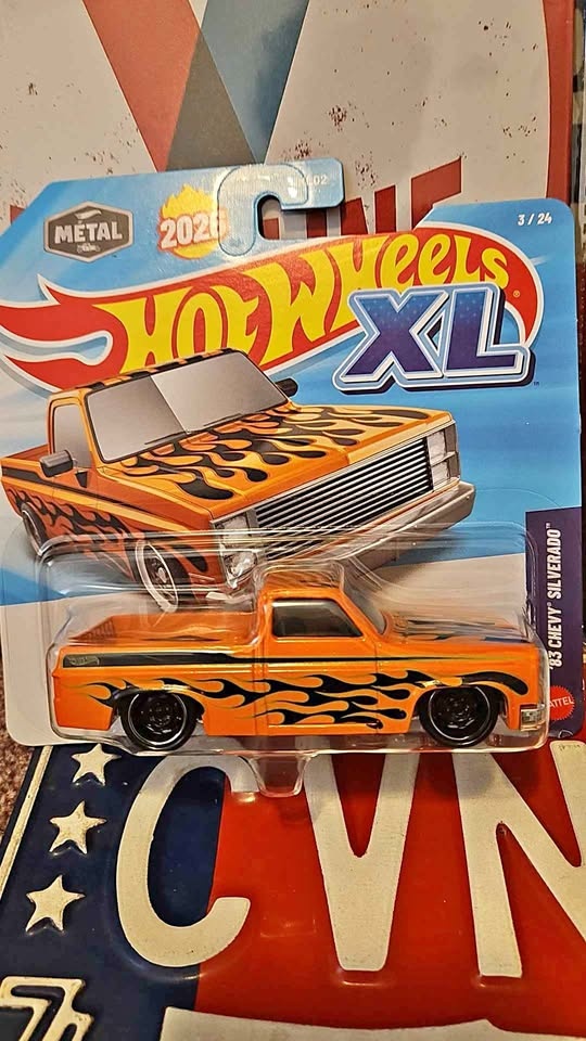 Hot Wheels XL '83 Chevy Silverado & Porsche 934.5