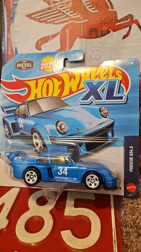Hot Wheels XL '83 Chevy Silverado & Porsche 934.5 - photo 2