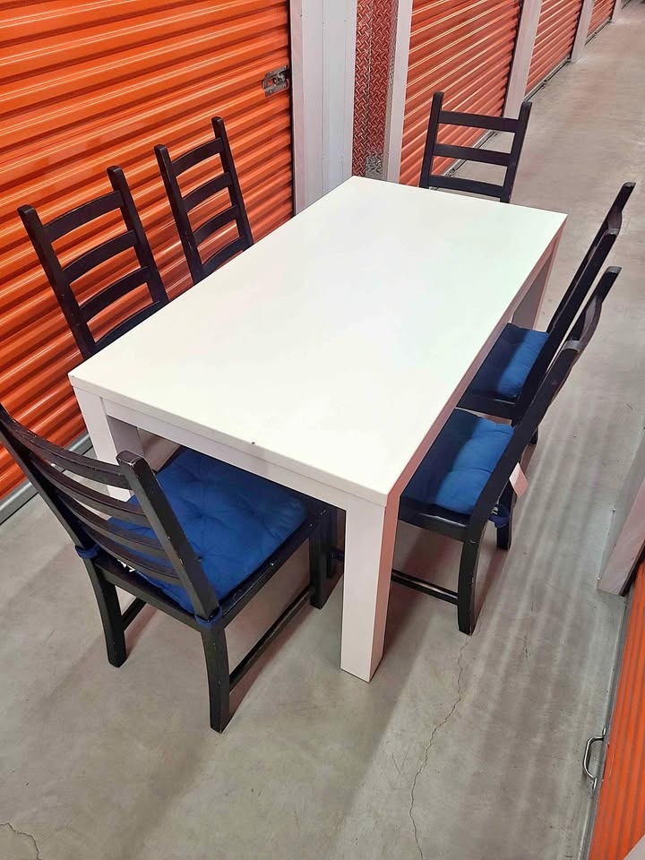 🇨🇦  IKEA Dining Table and 6 Chairs Set