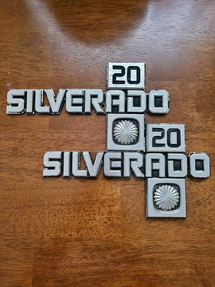 Silverado 20 - Fender Emblems