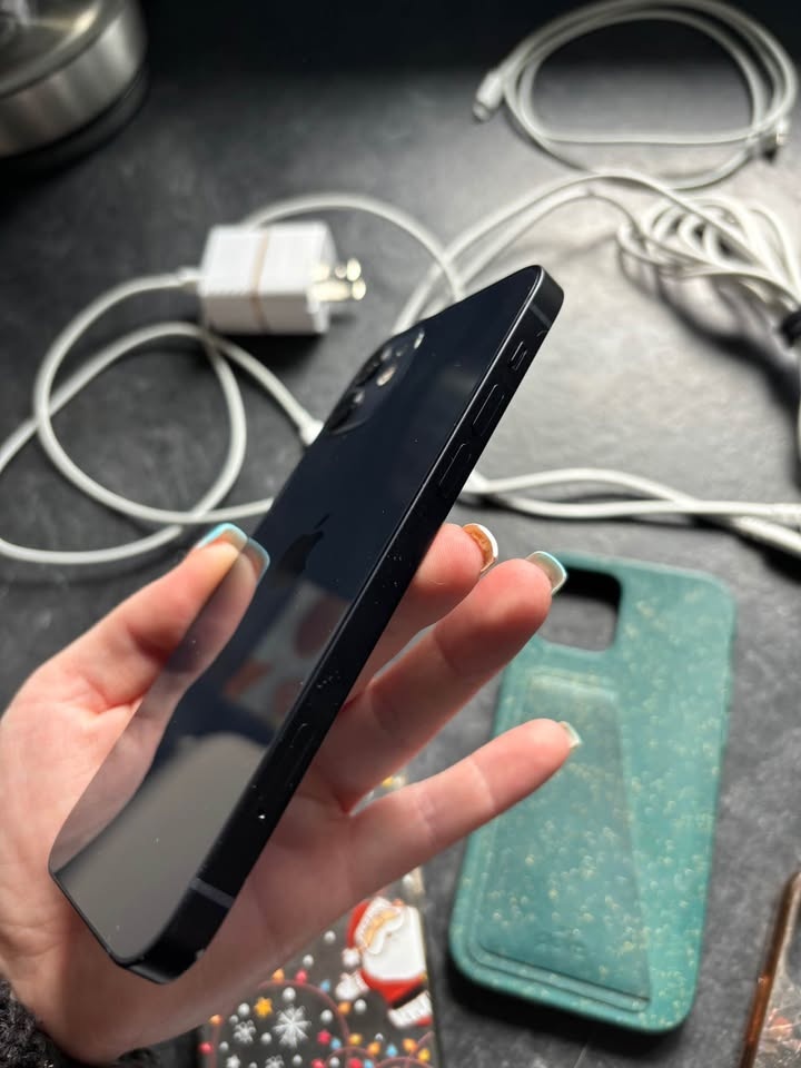 Black iPhone 12 and accessories - photo 3