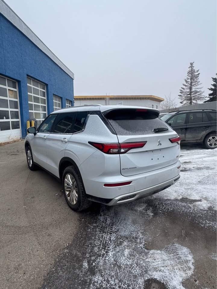 2023 Mitsubishi Outlander - photo 3