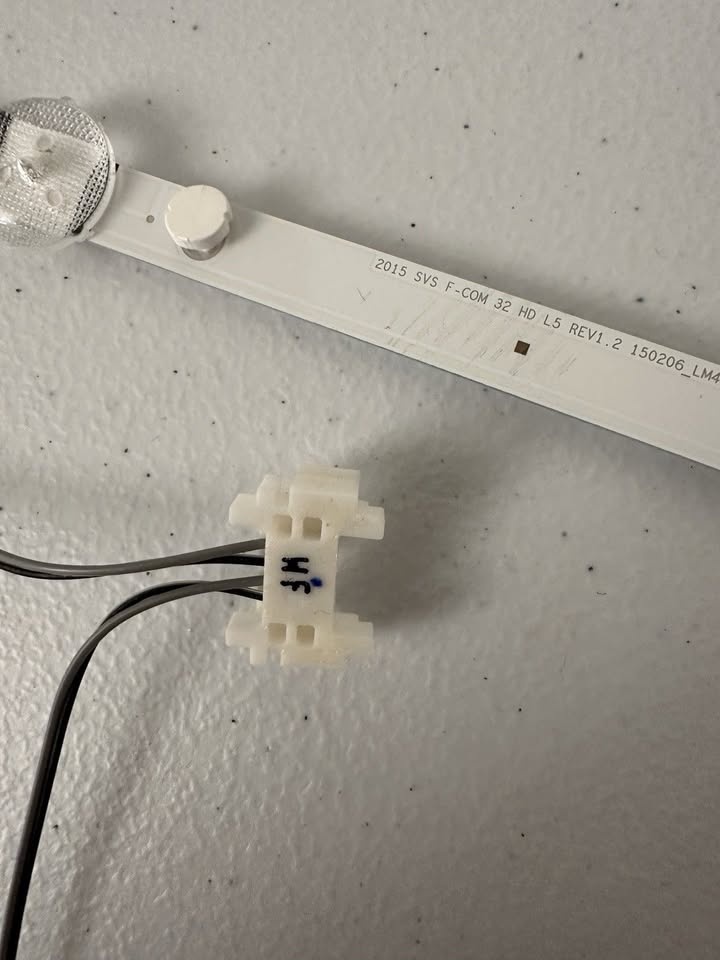 Samsung Smart TV HDTV UN32J400DAF LED Strips - photo 4