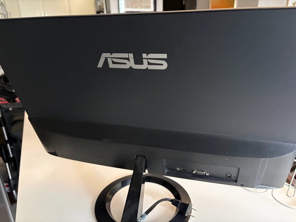 ASUS Monitor (24”) – Great Condition - photo 2