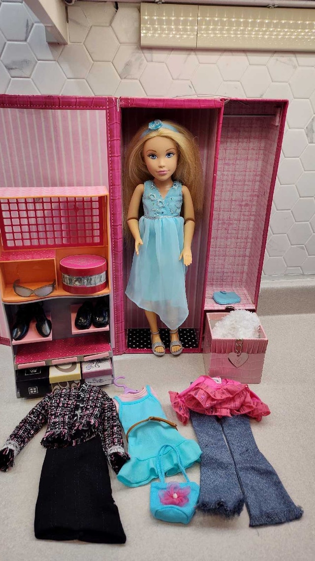 Teen Trends Gabby Fashion Clothes Closet 17"
