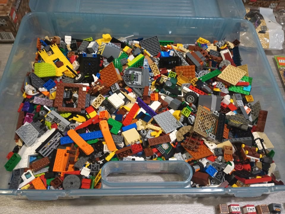 8+ Lbs Lego Lot: Minecraft Sets, Minifigs & More - photo 3