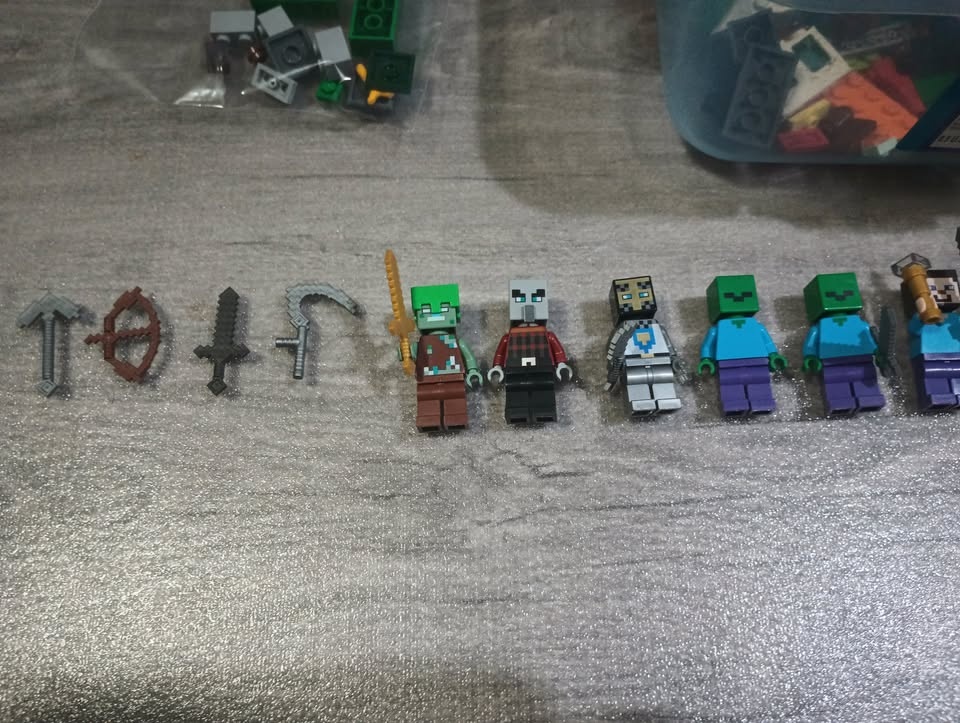 8+ Lbs Lego Lot: Minecraft Sets, Minifigs & More - photo 4
