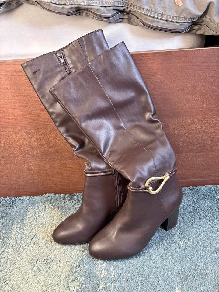 Ladies Boots - Size 6