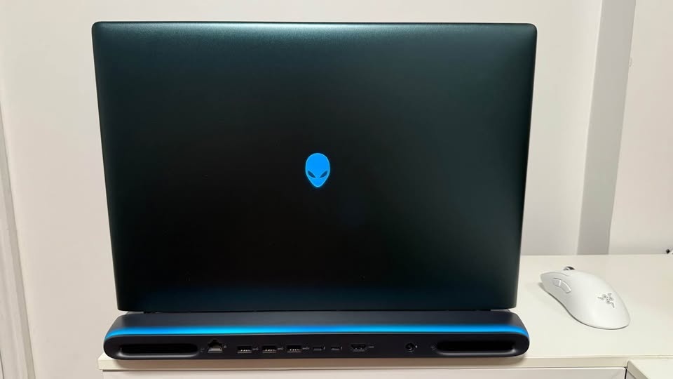 Alienware Area-51m 18 RTX 5090 Gaming Laptop - photo 4