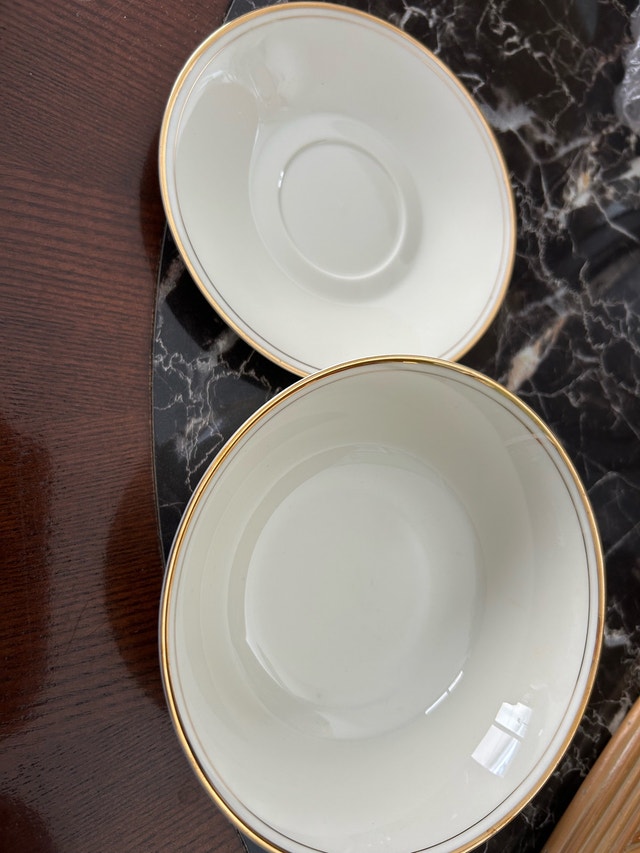 Ivory China 20 Piece Dinner Set Gold Trim - photo 3