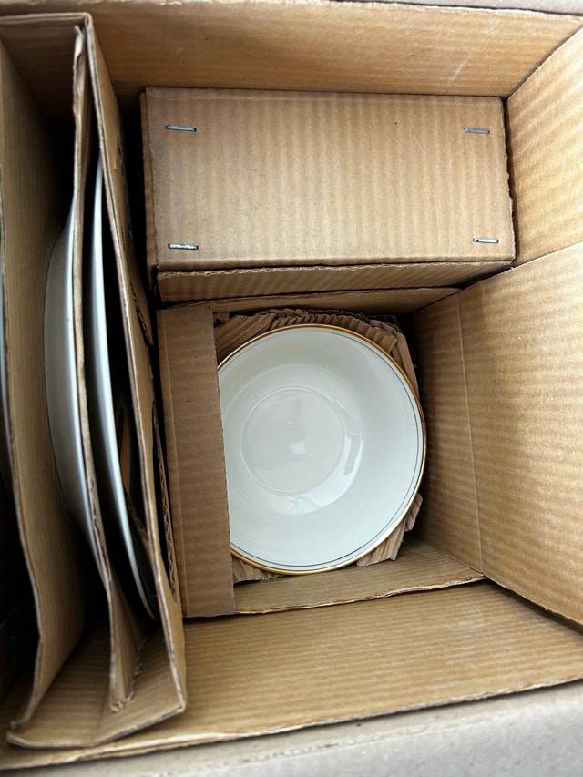 Ivory China 20 Piece Dinner Set Gold Trim - photo 4