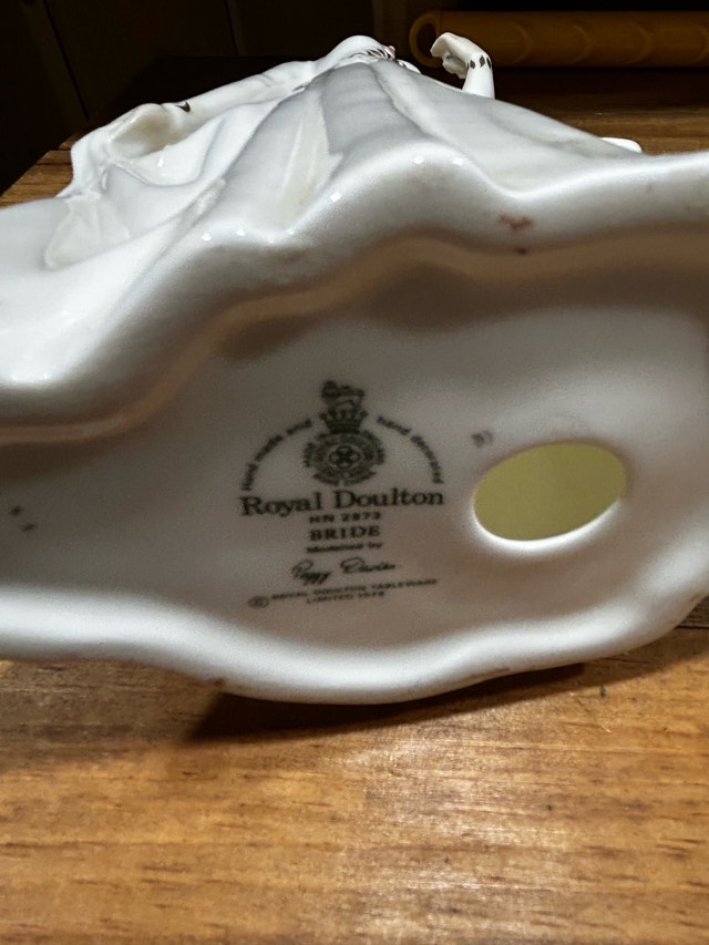 Royal Doulton Bride Figurine HN 2873 - photo 2