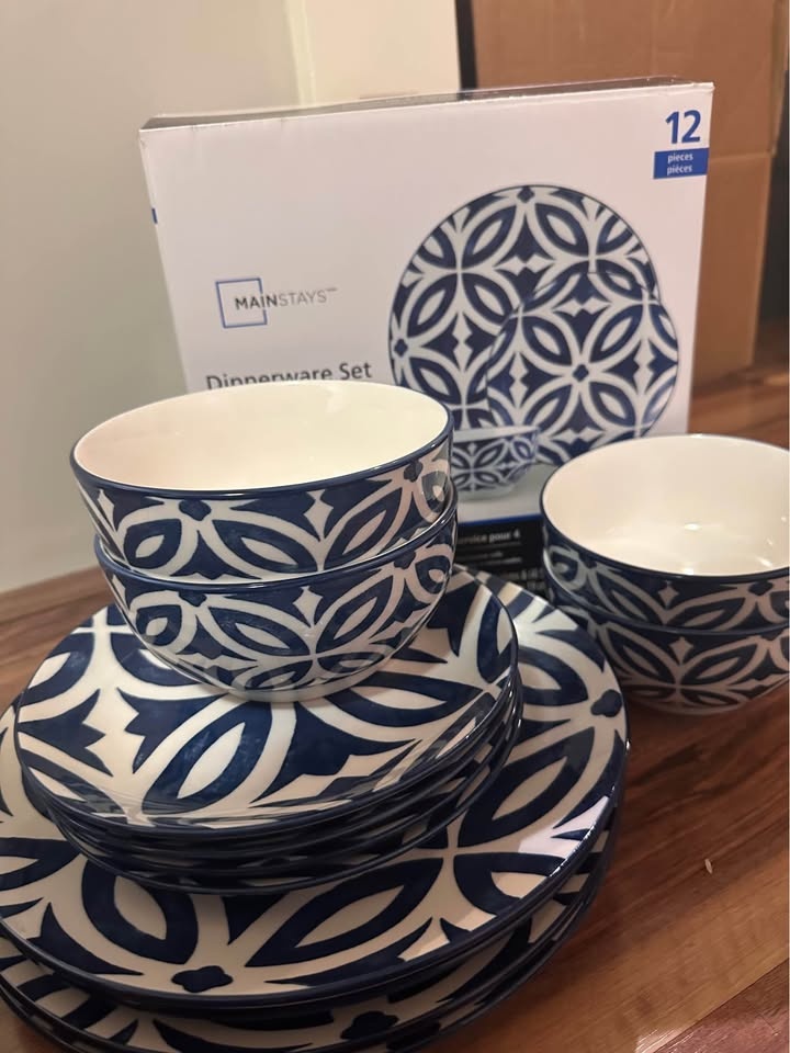 Dinnerware Set with original box - photo 2