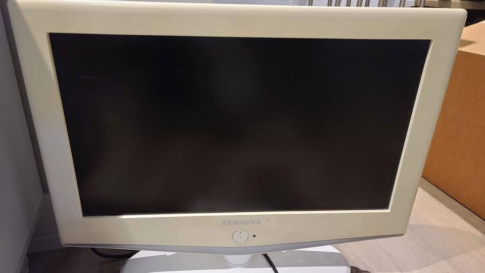 Samsung 23" HDTV LCD Monitor - photo 2