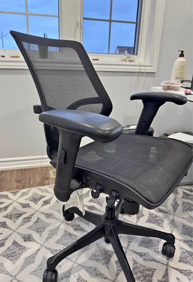 Fully mesh office chair - adjustable arm rests and up & down