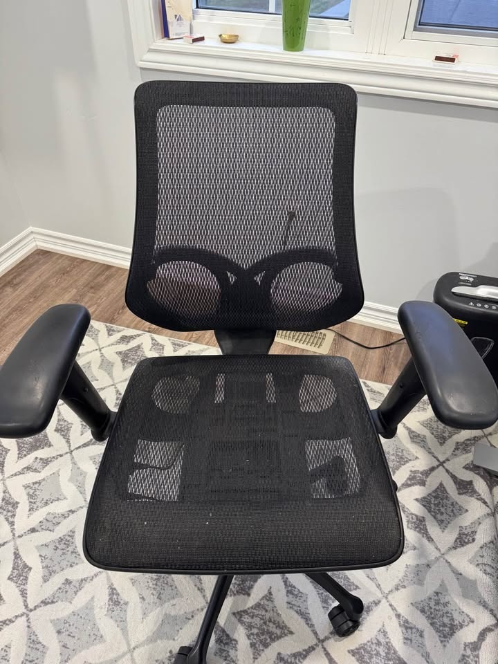 Fully mesh office chair - adjustable arm rests and up & down - photo 2