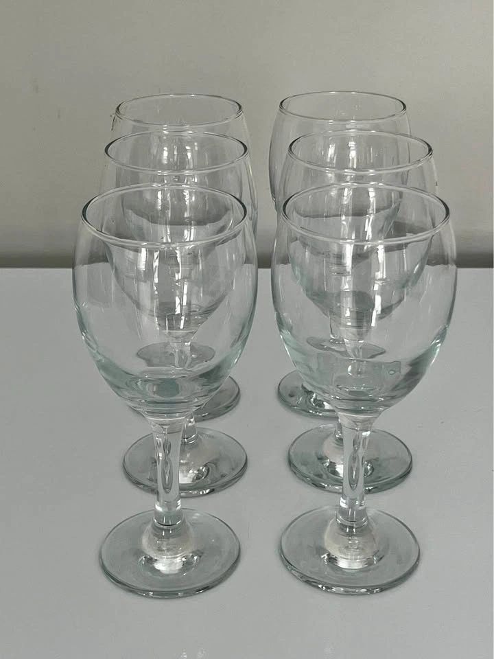 Wine glasses (set of 6)