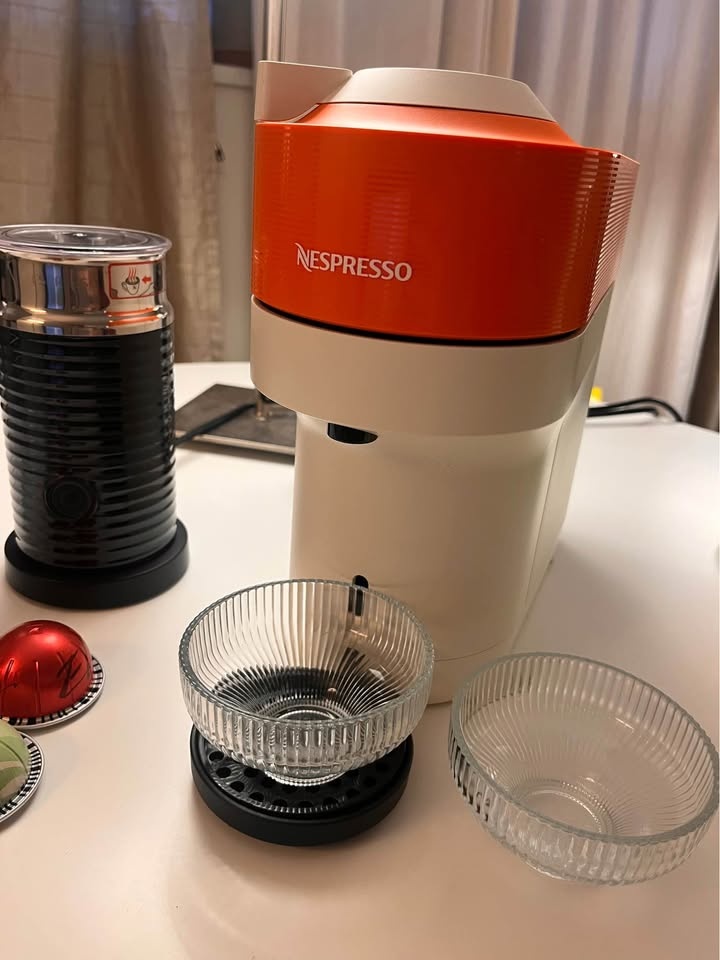 Nespresso POP PANTONE + Aeroccino 3rd Gen
