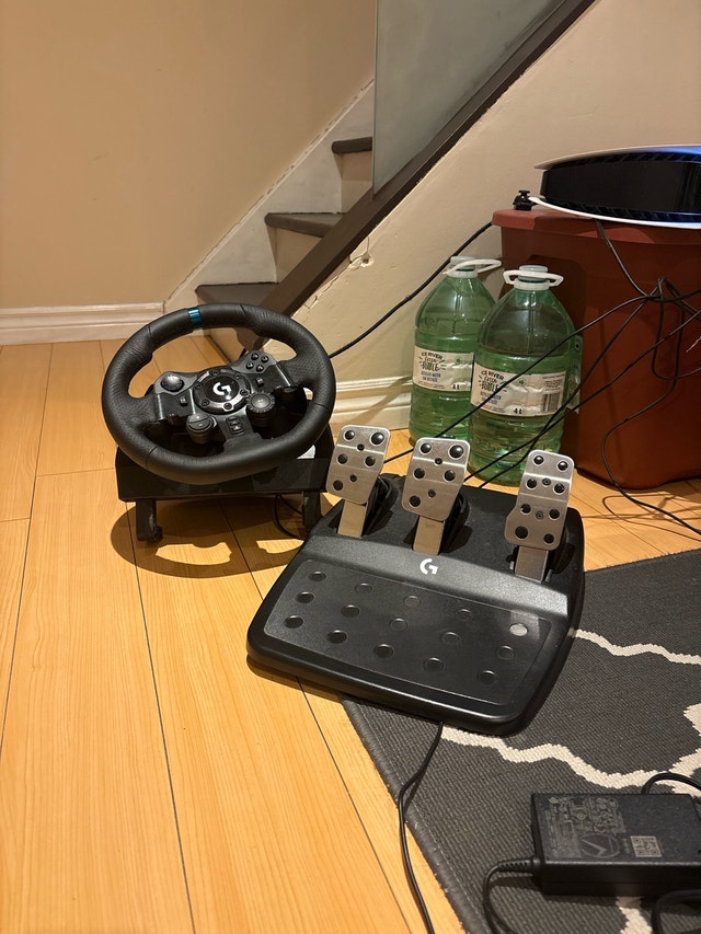 Logitech G923 Racing Wheel and Pedals (PS/PC)