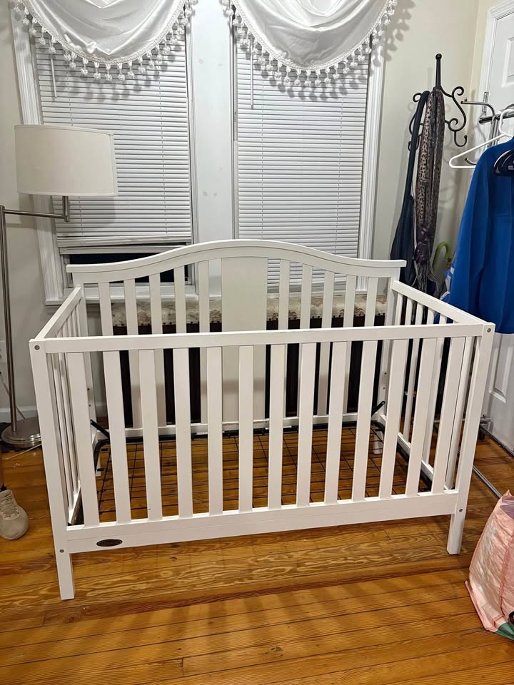 White Baby Crib + Mattress 🥕
