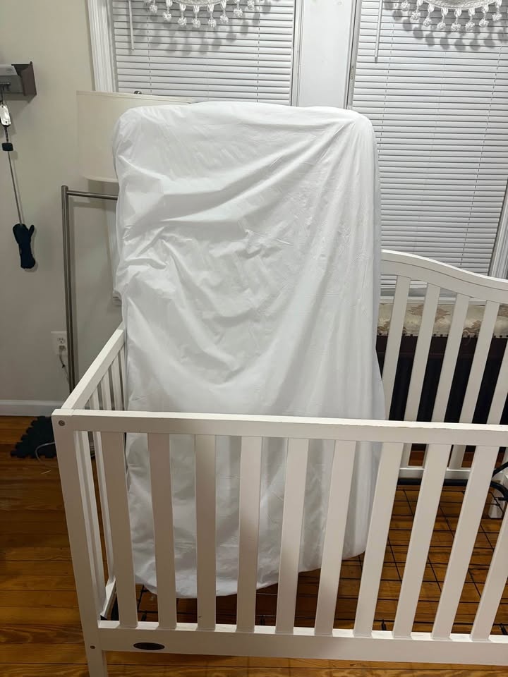 White Baby Crib + Mattress 🥕 - photo 2