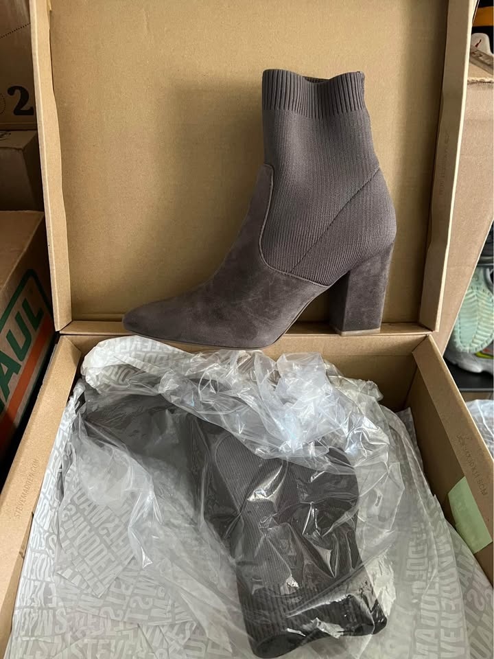 Steve Madden Sock Booties Size 7 Grey Suede 🥕