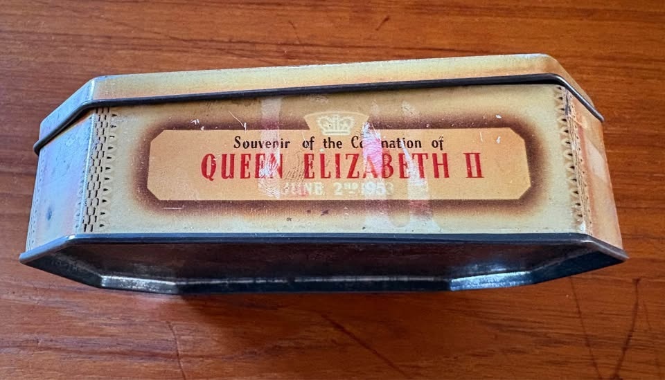1953 Coronation Tin: Queen Elizabeth II & Duke of Edinburgh. - photo 2