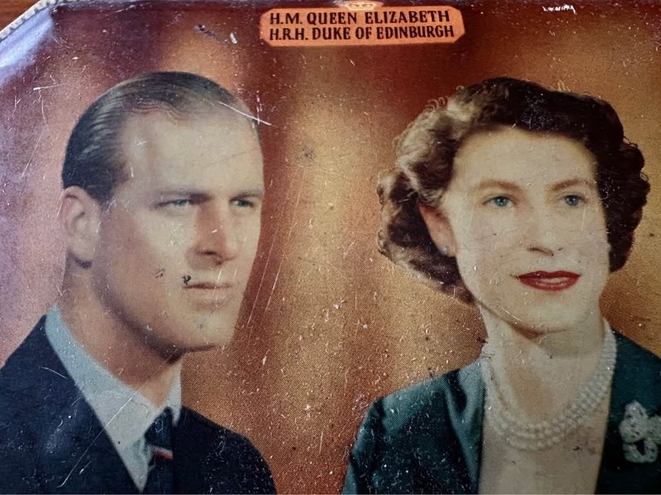 1953 Coronation Tin: Queen Elizabeth II & Duke of Edinburgh. - photo 5