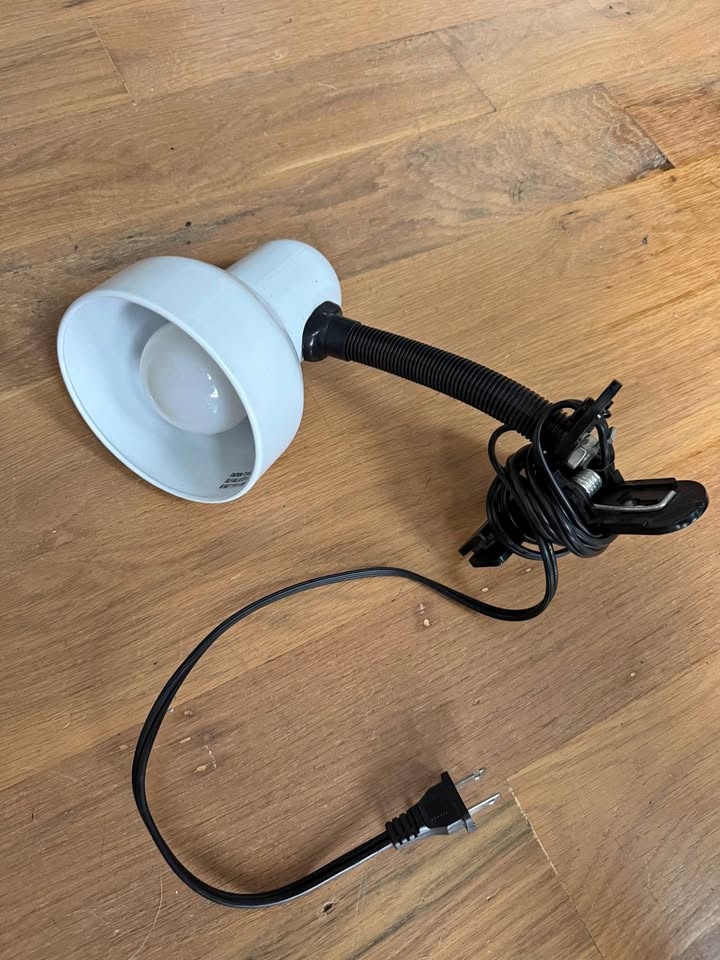 Desk lamp with clamp